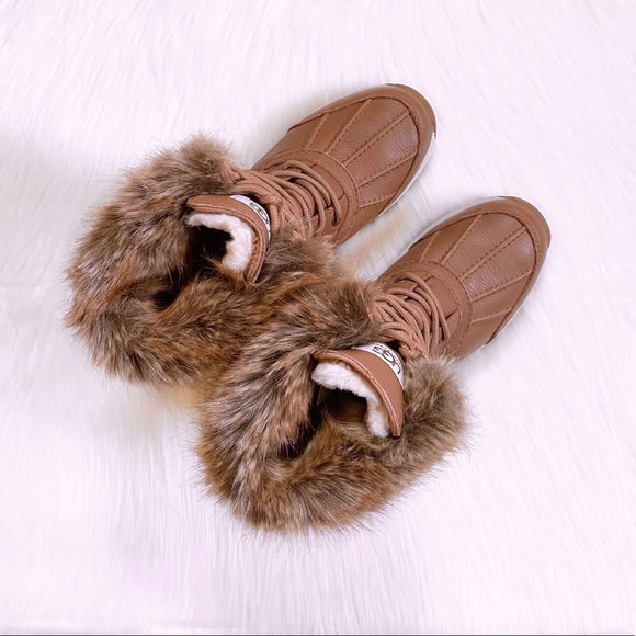 UGG Women’s Adirondack III Tipped Waterproof Chestnut Leather Boots - Picture 4 of 10